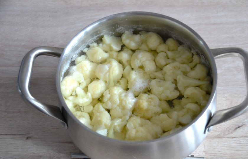 1. Этап. Цветная капуста по-итальянски: Отварите капусту в подсоленной воде 5 минут с момента закипания, откиньте на дуршлаг.