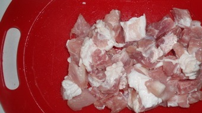 1. Этап. Мясо с грибами в горшочках: Свинину режем кубиками и выкладываем на дно горшочка.