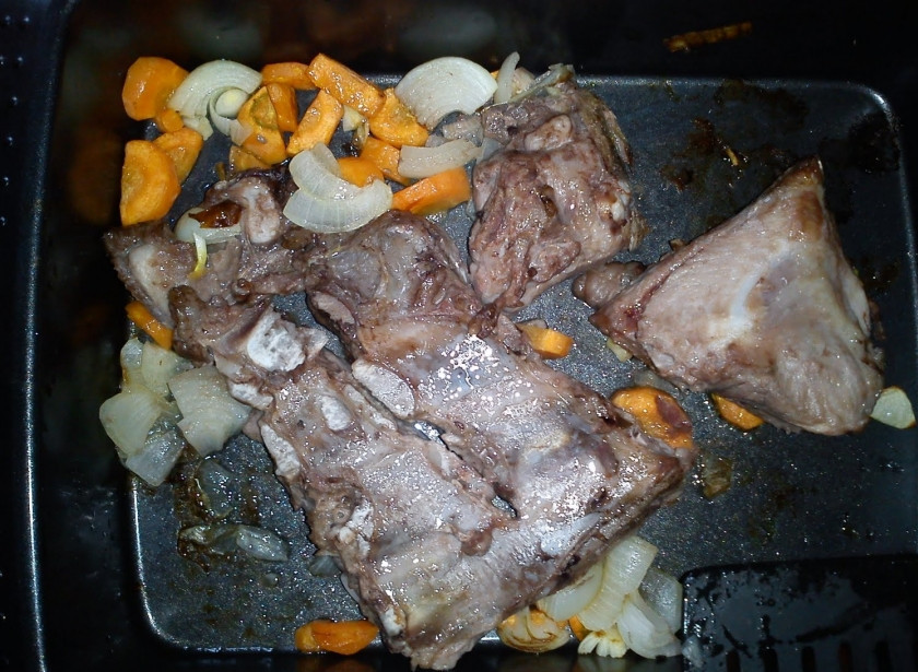 1. Этап. Свиной бульон: 2. Кости моем и кладем на противень, кладем половину крупно нарезанных овощей, сбрызгиваем подсолнечным маслом и отправляем в разогретый до 240 градусов духовой шкаф на 40 минут, периодически перемешиваем и сбрызгиваем маслом.