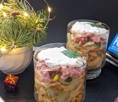 1. Этап. Салат из тунца с йогуртовой заправкой: Подаём салат охлаждённым, украшаем листиком петрушки. Приятного аппетита!