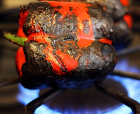 1. Этап. Махаммара: 2. Дальше перец. Вымойте его, обсушите и, не разрезая, зажарьте над огнем. Можно сделать это на гриле.