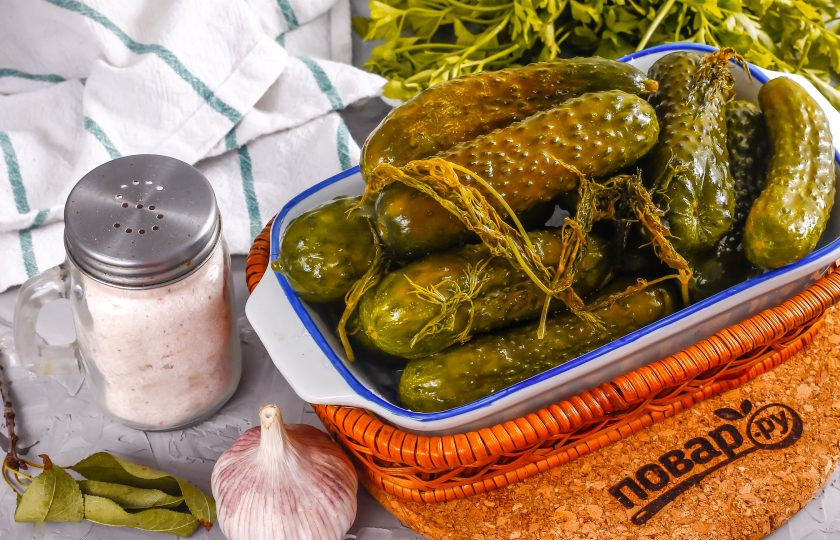 1. Этап. Соленые огурцы по ГОСТу: Выложите их из рассола на тарелку и подайте к столу. Чтобы сохранить их на зиму, слейте рассол и прокипятите его. Затем выложите огурцы в банку, залейте горячим рассолом и сразу же закатайте. После остывания перенесите в прохладное место, но не в кладовую!