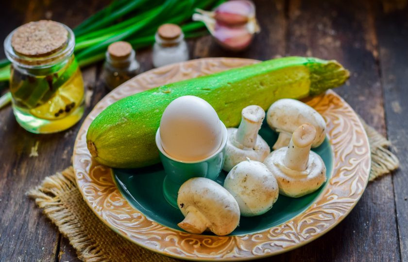 1. Этап. Запеканка из кабачков с грибами: Подготовьте ингредиенты.