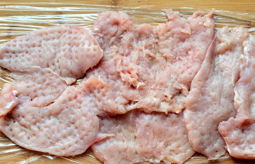 1. Этап. Рулет из индюшки: Филе индейки разрежьте книжкой, не доходя до конца, прикройте пленкой и отбейте до толщины в 1см, формируя один ровный пласт. Мне не повезло, замороженное филе оказалось кусками. Но и это не беда, из отбитых кусков тоже можно сделать рулет.