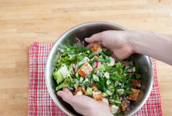 1. Этап. Салат с курицей: Перекладываем овощи и курицу в салатницу. Заливаем все соусом и перемешиваем руками.