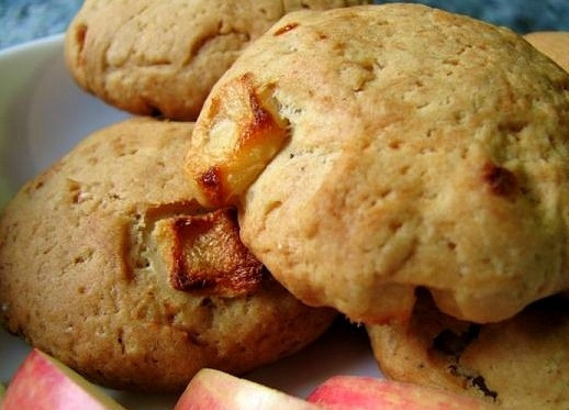 1. Этап. Печенье из яблок: Готовое печенье слегка остудим. Теплое, мягкое, ароматное печенье из яблок с домашним компотом, крепким чаем или кофе - это просто сказка! Попробуйте!