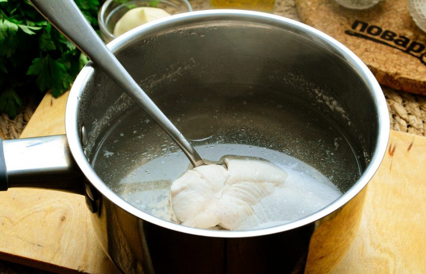 1. Этап. Салат Обалденный с куриным филе: Куриное филе сварите в подсоленной воде до готовности. Варите 20-25 минут. Затем мясо остудите.