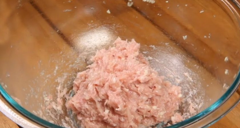 1. Этап. Суп с рисом и жареным яйцом: Фарш перемешайте с солью, перцем по вкусу и немного отбейте.