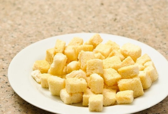 1. Этап. Фондю из сыра: 4. Для подачи приготовьте сухарики. Нарежьте кубиками хлеб, подсушите на сковороде или в духовке, добавив соль и специи по вкусу. Приятного аппетита!