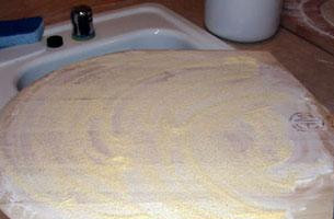 1. Этап. Пицца с беконом: Перекладываем тесто на лопатку посыпанную мукой.