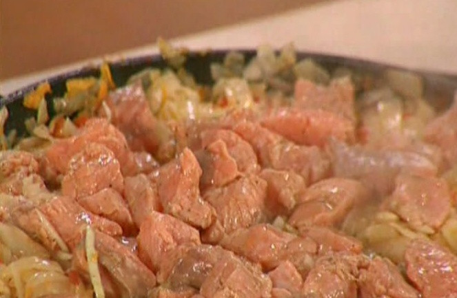 1. Этап. Капуста, тушеная с рыбой: 5. Как только помидоры будут наполовину готовы, отправляем к овощам наш лук и рыбу. Перемешиваем, накрываем крышкой и убавляем огонь. Так обжариваем еще пару минут, после чего заливаем стаканом воды и тушим еще некоторое время, пока вода полностью не испарится.