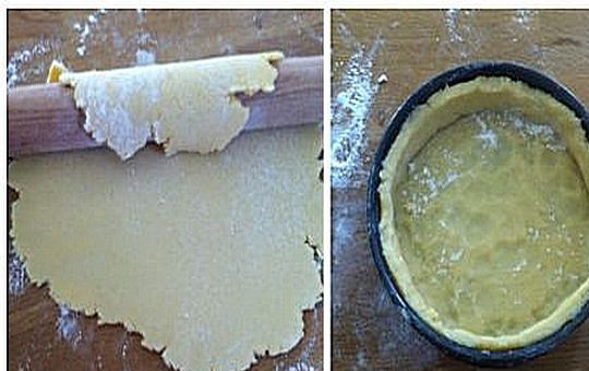 1. Этап. Сладкий пирог с черешней: 1. В рецепте используется готовое песочное тесто, а если вы хотите приготовить его самостоятельно, то на этом сайте есть много хороших и простых рецептов. Важно: перед приготовлением пирога песочное тесто нужно охладить в холодильнике минимум 30 минут. Охлажденное тесто раскатайте в пласт и уложите в форму для выпечки, смазанную маслом. Слегка утрамбуйте донышко, оформите бортики и удалите излишки теста.