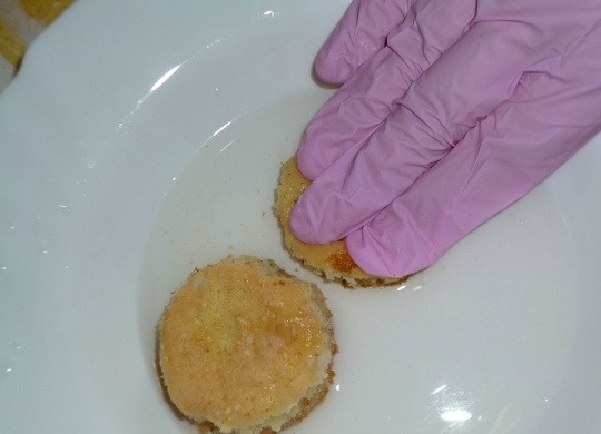 1. Этап. Бисквитные пирожные с кремом: 10. В воде растопите сахар и при желании добавьте ликер, коньяк или любой другой алкоголь. Окунайте каждый кружочек в сироп а после аккуратно отожмите лишнюю жидкость.