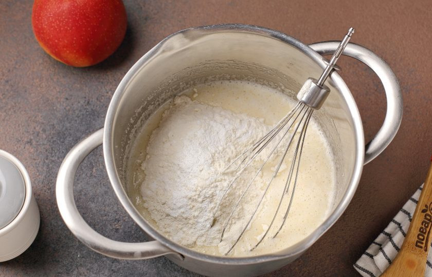 1. Этап. Шарлотка с манкой и яблоками: Добавьте муку и разрыхлитель теста.