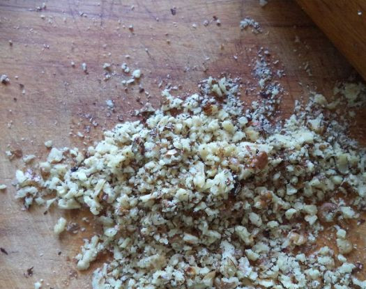 1. Этап. Салат к борщу: Измельчить очищенные грецкие орехи. Лучше всего это сделать скалкой.