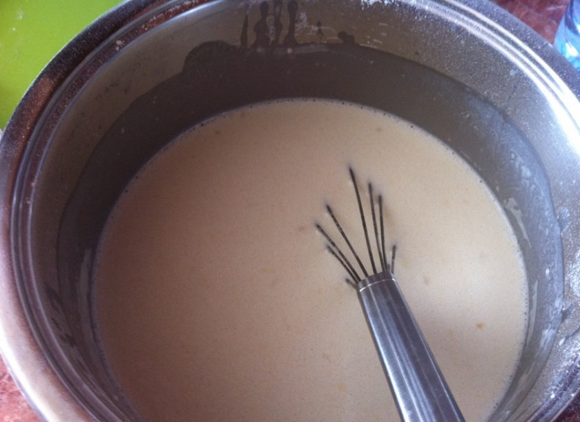 1. Этап. Блинчики с куриной грудкой: Затем заместите тесто для блинов из яиц, молока, муки, соли и сахара.