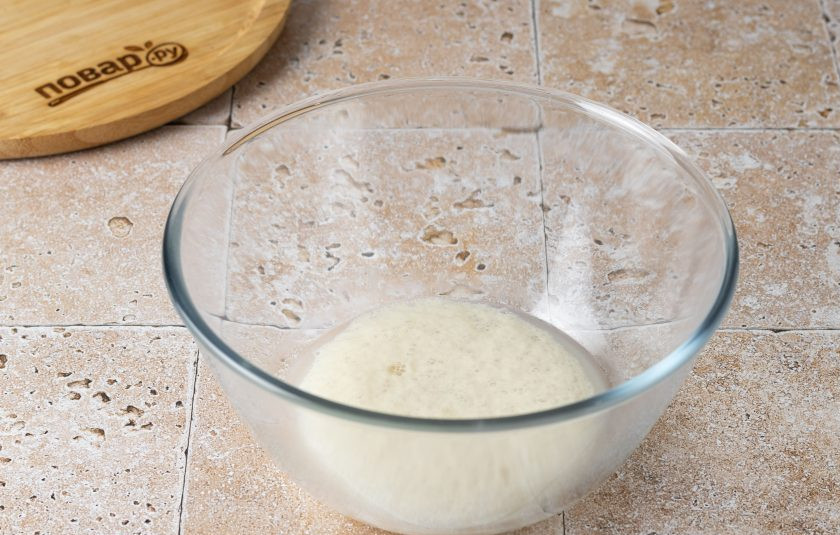 1. Этап. Овощная пицца: Растворите в теплой воде сахар и дрожжи. Накройте пленкой и оставьте в теплом месте на 10 минут. Дрожжи должны подняться за это время, как на фото.