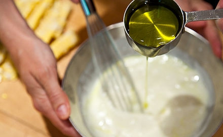 1. Этап. Салат из сладкой кукурузы: 6. Смешать йогурт и сметану, добавить оливковое масло и тщательно размешать до однородной массы.