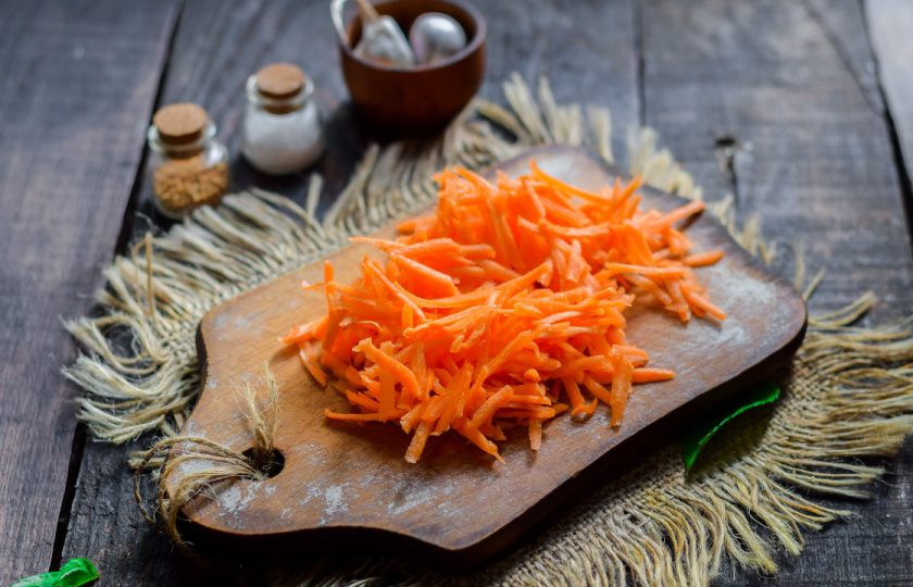 1. Этап. Тушеная молодая капуста: Очистите морковь, сполосните и нашинкуйте морковь на средней терке.