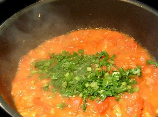 1. Этап. Омлет фаршированный: Свежую зелень измельчаем и выкладываем на сковороду. Перемешиваем все ингредиенты и снимаем сковороду с огня.