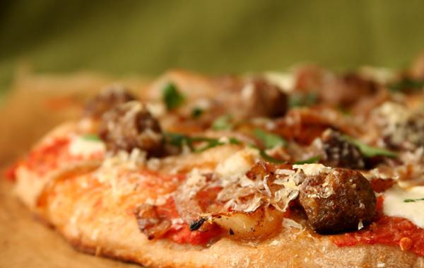 1. Этап. Пицца с фрикадельками, луком и петрушкой: 3. Выпекать 8-10 минут, пока сыр не начнет бурлить и не станет коричневым. Достать пиццу из духовки, посыпать половиной измельченной петрушки и дать остыть на решетке примерно 5 минут до нарезки и подачи. Повторить с оставшимся тестом и начинкой, чтобы приготовить вторую пиццу.