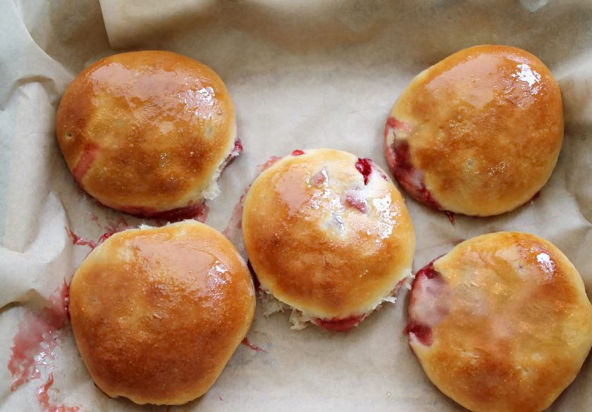 1. Этап. Пирожки с клубникой из дрожжевого теста в духовке: Противень с пирожками поставьте в горячую духовку и выпекайте в течение 20-25 минут до готовности и румяной корочки. Готовые пирожки смажьте маслом, накройте и дайте постоять 5-10 минут, чтобы отпыхли.