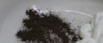 1. Этап. Сазан в духовке с майонезом: Готовим соус из майонеза, перца и сока 1/4 лимона. Хорошенько перемешиваем ингредиенты (можно слегка подсолить соус, но осторожно, не переборщите, ведь у нас соленый майонез!).