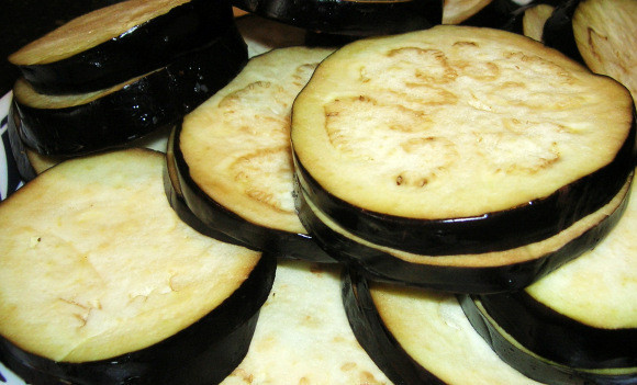 1. Этап. Баклажаны с сыром и чесноком: 3. Через час кружочки просушите полотенцем. Разложите кружки по паре, сформируем из баклажанов своего рода бутерброд.