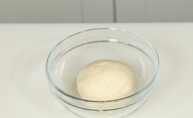 1. Этап. Постные равиоли: Пока начинка остывает, приготовим тесто. В просеянную муку добавляем щепотку соли и растительное масло. Вливаем тонкой струйкой воду (чуть больше, чем полстакана). Замешиваем мягкое эластичное тесто, которое не должно липнуть к рукам. Даем тесту отдохнуть минут 10.