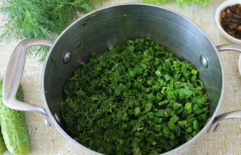 1. Этап. Грибной холодный суп: Добавляем нарезанный укроп и зеленый лук.