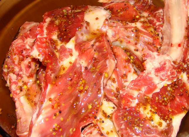 1. Этап. Баранина на кости тушеная: Подготовьте мясо. Хорошо промойте его, просушите бумажным полотенцем. Слегка отбейте баранину, натрите солью и перцем. Затем приготовьте маринад. Для этого в любой посуде смешайте мед и горчицу. Положите мясо в маринад, накройте пищевой пленкой и уберите в холодильник на сутки.