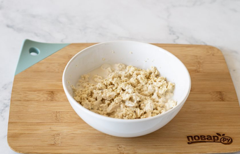 1. Этап. Веганский творог: Влейте соевые сливки, еще раз перемешайте.