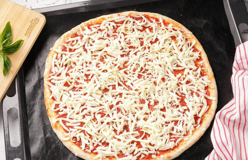 1. Этап. Пицца Нью-йорк: Сверху посыпьте натертым сыром. Пиццу Нью-Йорк по желанию можно украсить дополнительными ингредиентами по своему вкусу.