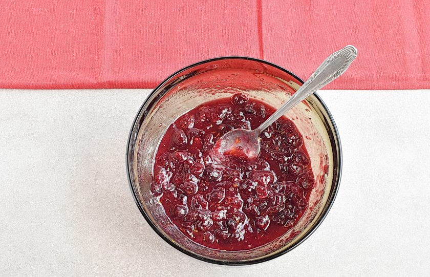 1. Этап. Клюквенный соус к мясу: Варите соус в микроволновке при мощности 800 Вт 5 минут. Затем поставьте половинную мощность и варите еще 5 минут.