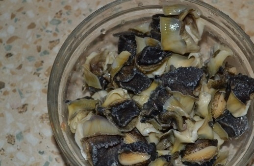 1. Этап. Холодная закуска из рапанов: 1. Прежде всего размораживаю рапаны: перекладываю их в миску и оставляю при комнатной температуре, примерно через 1-1,5 они будут готовы. Затем откидываю их на дуршлаг и промываю под проточной водой, нарезаю рапаны кусочками и сбрызгиваю лимонным соком.