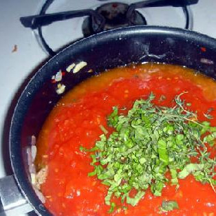 1. Этап. Запеченный Зити: Добавить специи. Размешайте и варите на медленном огне 10 минут.