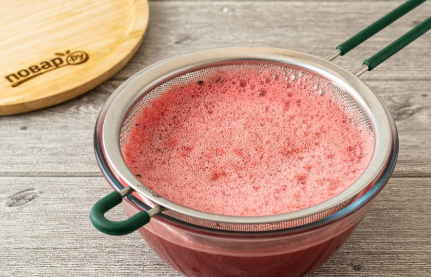 1. Этап. Мед из арбуза: Процедите получившуюся массу от косточек и мякоти. Затем отожмите через марлю. Для рецепта потребуется только арбузный сок без мякоти.