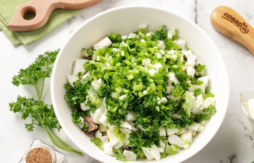 1. Этап. Салат с тунцом, огурцом и майонезом: Зелень промойте, обсушите и мелко порубите. Можно взять любую свежую зелень, у меня петрушка и зелёный лук.