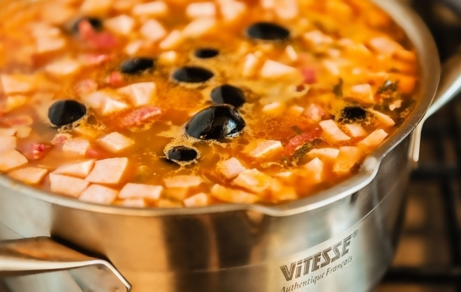 1. Этап. Селянка: Потом добавьте маслины вместе с рассолом. Прокипятите солянку немного и сразу выключите.