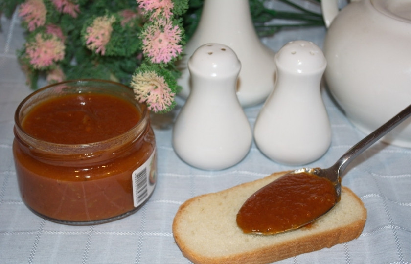 1. Этап. Аджика из помидоров без перца на зиму: Аджику разлейте по стерильным банкам и закатайте. Такая аджика у меня варилась около 1 часа и в закрытых стерильных банках отлично стоит без холодильника. Уксус в аджику я не кладу.