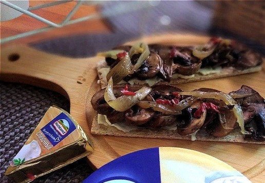 1. Этап. Бутерброд с шампиньонами и плавленым сыром: Бутерброды наши готовы, подаём. Если вы сделали только себе, то накрываем посуду с грибами опять плёнкой и ставим в холодильник до следующего использования. Хранить можно дня 2, если сохранятся.