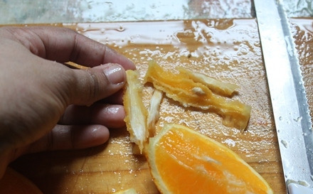 1. Этап. Домашний мармелад из апельсинов: 1. Вымойте и обсушите апельсины. Нарежьте небольшими ломтиками, удалите белые прожилки с семечками.