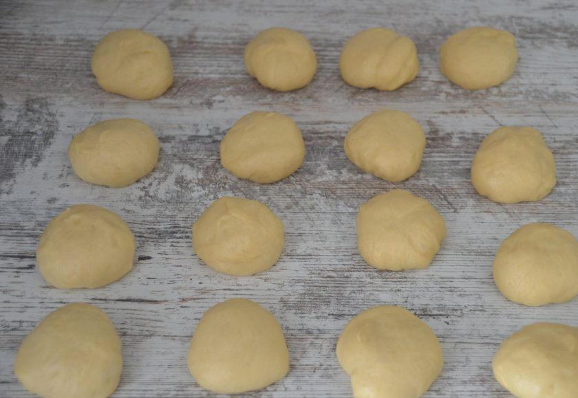 1. Этап. Булочки с конфетами Коровка: Разделите тесто на 16 равных частей (примерно по 50 грамм), подкатайте каждый кусочек в шар.