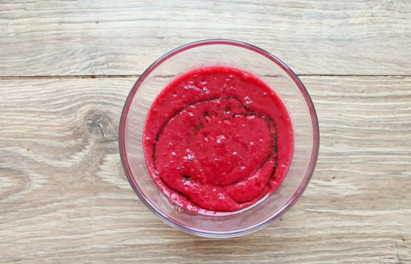 1. Этап. Лимонад из малины и маракуйи: Смешайте малиновое пюре с фруктовым сиропом.