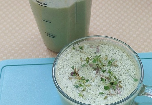 1. Этап. Смузи из стеблей листовой зелени: Смузи получается питьевой консистенции. Две порции по 300мл