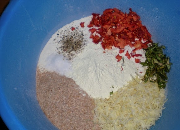 1. Этап. Ароматный хлеб: Сухие дрожжи разведите в теплой воде, добавьте пару ложек муки, перемешайте, отставьте, пускай подойдут. Смешайте остальную муку с отрубями, добавьте сахар, соль, помидоры сушеные (мелко порезанные), базилик (сухой или свежий, тоже мелко порезанный). Сыр натрите на мелкой терке и тоже добавьте. Перемешайте.