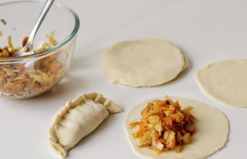 1. Этап. Пельмени Момо: В середину выложите начинку. Защипните края «полумесяцем» с одной стороны.