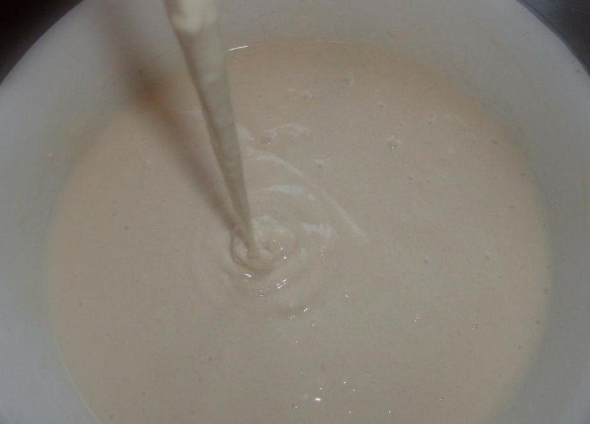 1. Этап. Оладьи на скорую руку: Тщательно все перемешиваем до однородной массы. Все пропорции я указываю примерно, поэтому следует добавлять муку или сыворотку, если это необходимо. А тесто у нас должно получиться по консистенции как жидкая сметана.