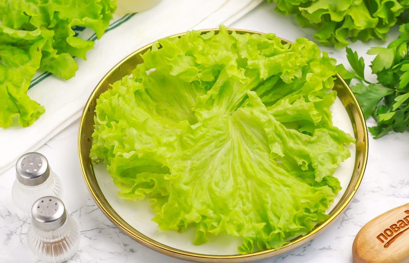 1. Этап. Салат со шпинатом и болгарским перцем: Промойте листья салата и стряхните с них лишнюю влагу. Выложите на тарелку.