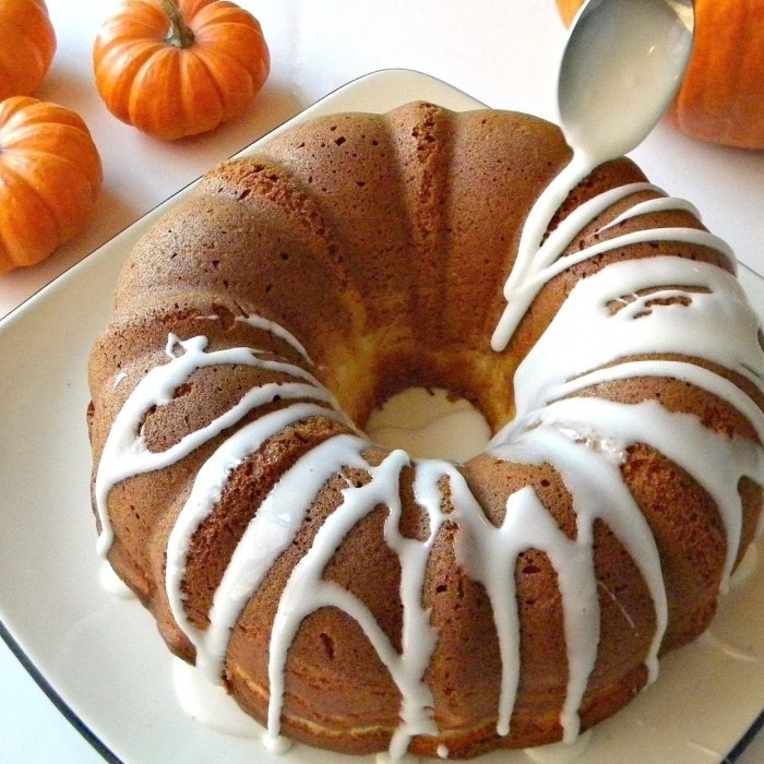 1. Этап. Торт из тыквы: Получившейся глазурью сверху поливаем наш торт.